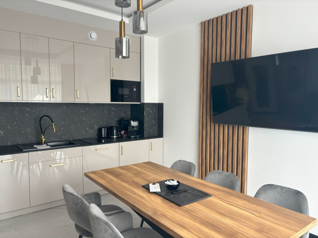 kuchnia i stół w apartamencie